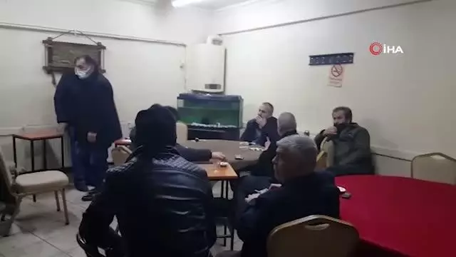 Kısıtlama saatinde kumar oynayan 9 kişiye 56 bin lira ceza Kısıtlama saatinde kumar oynayan 9 kişiye 56 bin lira ceza