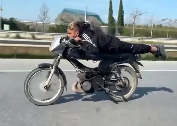Kısıtlama günü ilginç görüntü... Motosiklete yüzüstü yattılar, hem kendilerini hem de trafiği tehlikeye soktular Kısıtlama günü ilginç görüntü... Motosiklete yüzüstü yattılar, hem kendilerini hem de trafiği tehlikeye soktular