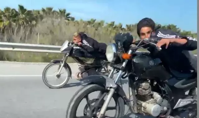 Kısıtlama günü ilginç görüntü... Motosiklete yüzüstü yattılar, hem kendilerini hem de trafiği tehlikeye soktular Kısıtlama günü ilginç görüntü... Motosiklete yüzüstü yattılar, hem kendilerini hem de trafiği tehlikeye soktular