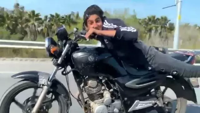 Kısıtlama günü ilginç görüntü... Motosiklete yüzüstü yattılar, hem kendilerini hem de trafiği tehlikeye soktular Kısıtlama günü ilginç görüntü... Motosiklete yüzüstü yattılar, hem kendilerini hem de trafiği tehlikeye soktular