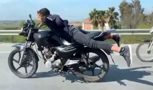 Kısıtlama günü ilginç görüntü... Motosiklete yüzüstü yattılar, hem kendilerini hem de trafiği tehlikeye soktular Kısıtlama günü ilginç görüntü... Motosiklete yüzüstü yattılar, hem kendilerini hem de trafiği tehlikeye soktular