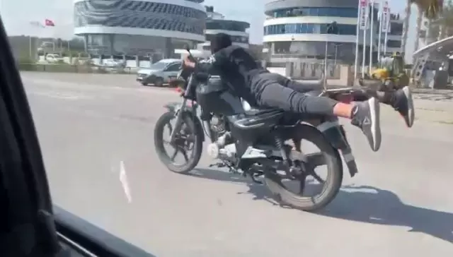 Kısıtlama günü ilginç görüntü... Motosiklete yüzüstü yattılar, hem kendilerini hem de trafiği tehlikeye soktular Kısıtlama günü ilginç görüntü... Motosiklete yüzüstü yattılar, hem kendilerini hem de trafiği tehlikeye soktular