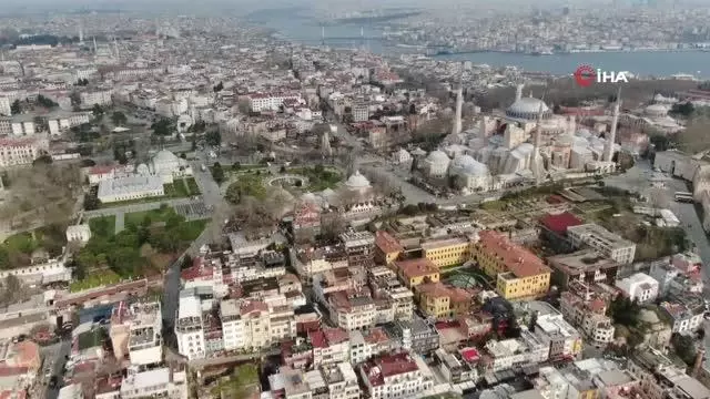 Kısıtlamada Taksim meydanı turistlere kaldı Kısıtlamada Taksim meydanı turistlere kaldı