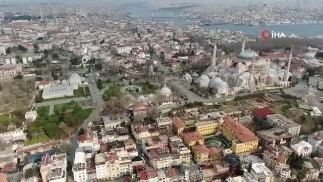 Kısıtlamada Taksim meydanı turistlere kaldı Kısıtlamada Taksim meydanı turistlere kaldı
