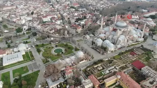 Kısıtlamada Taksim meydanı turistlere kaldı Kısıtlamada Taksim meydanı turistlere kaldı
