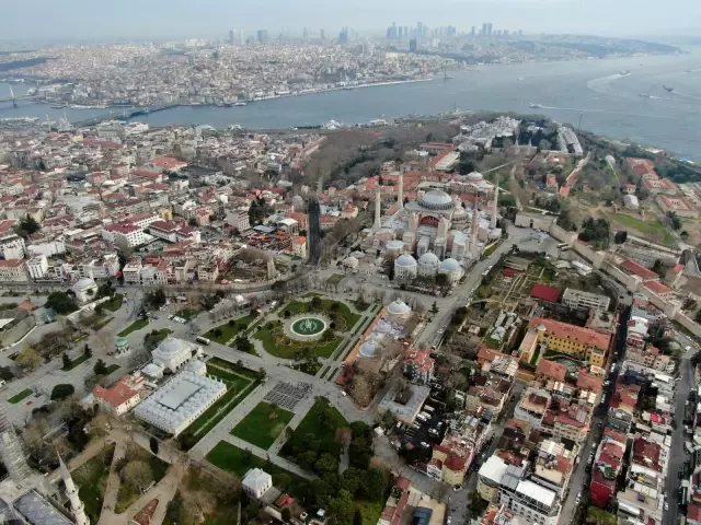 Kısıtlamada Taksim meydanı turistlere kaldı Kısıtlamada Taksim meydanı turistlere kaldı