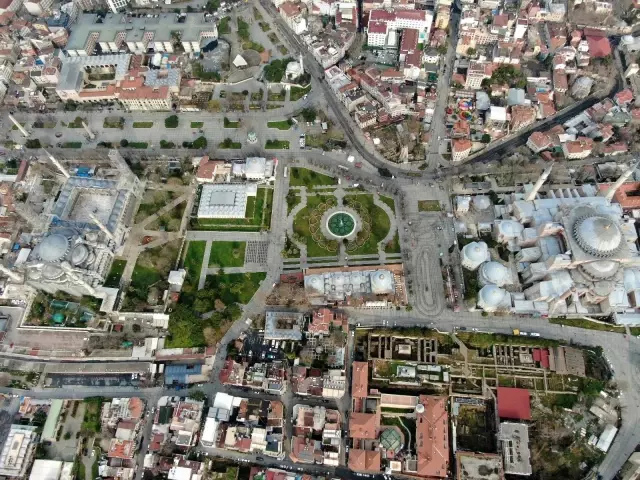 Kısıtlamada Taksim meydanı turistlere kaldı Kısıtlamada Taksim meydanı turistlere kaldı