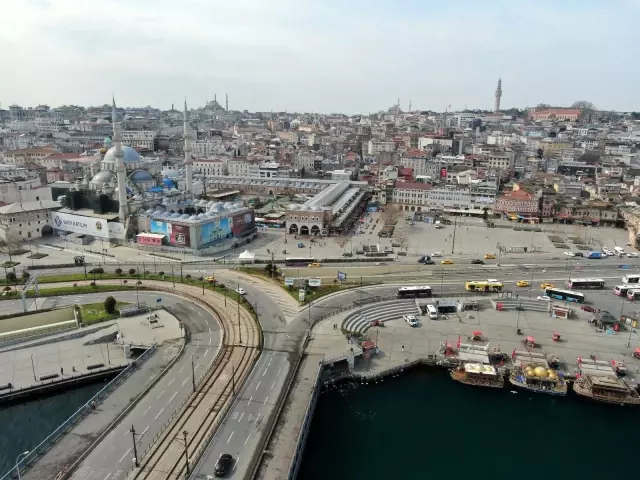 Kısıtlamada Taksim meydanı turistlere kaldı Kısıtlamada Taksim meydanı turistlere kaldı