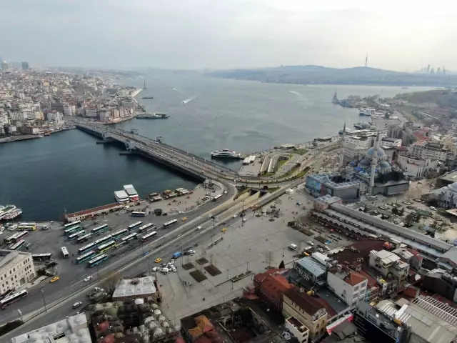 Kısıtlamada Taksim meydanı turistlere kaldı Kısıtlamada Taksim meydanı turistlere kaldı