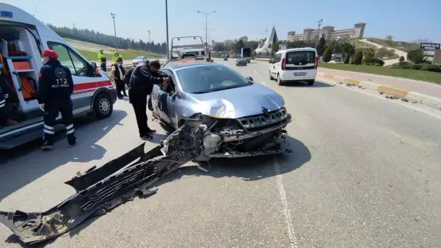 Kontrolden çıkan araç orta refüje çıkarak yan sürüklendi Kontrolden çıkan araç orta refüje çıkarak yan sürüklendi