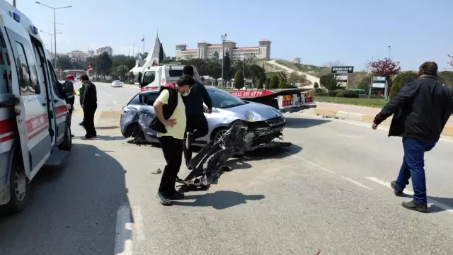 Kontrolden çıkan araç orta refüje çıkarak yan sürüklendi Kontrolden çıkan araç orta refüje çıkarak yan sürüklendi