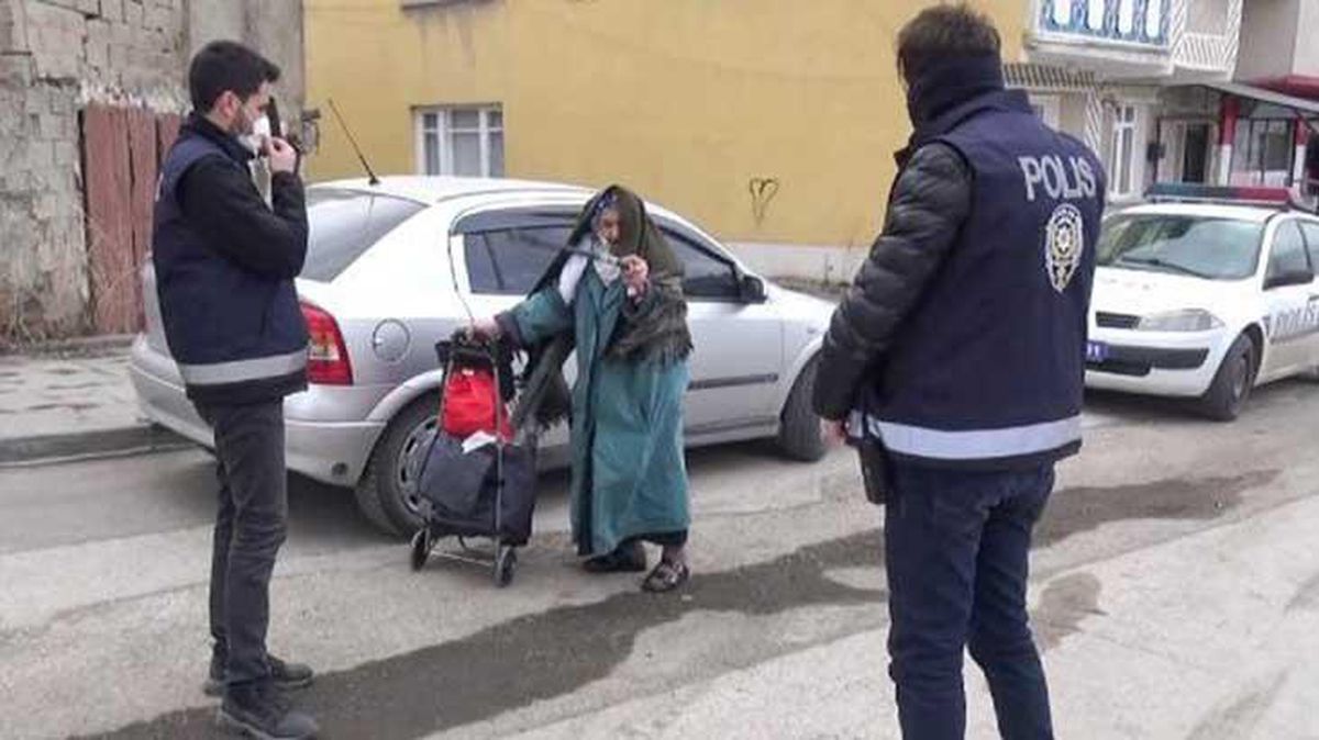 Koronavirüs testi pozitif çıkan yaşlı kadın, ambulansa binmemek için direndi