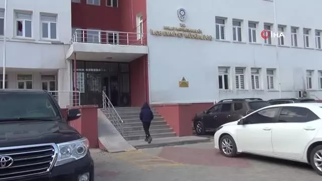 Son dakika gündem: Küçük çocuk yerde bulduğu parayı polise teslim etti Son dakika gündem: Küçük çocuk yerde bulduğu parayı polise teslim etti