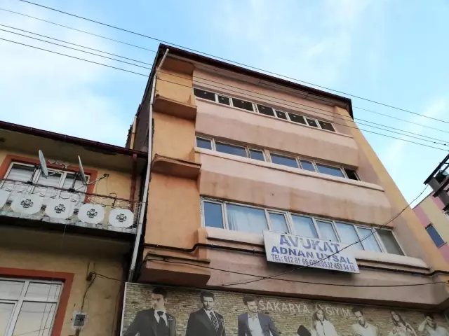Mahsur kalan kediyi itfaiye ekipleri kurtardı Mahsur kalan kediyi itfaiye ekipleri kurtardı
