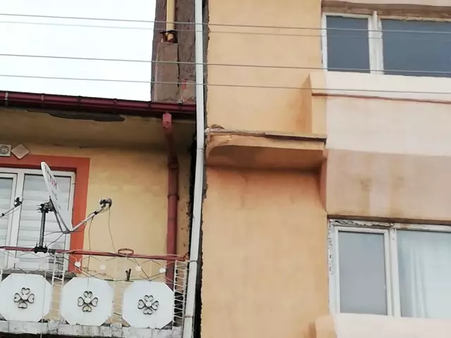 Mahsur kalan kediyi itfaiye ekipleri kurtardı Mahsur kalan kediyi itfaiye ekipleri kurtardı