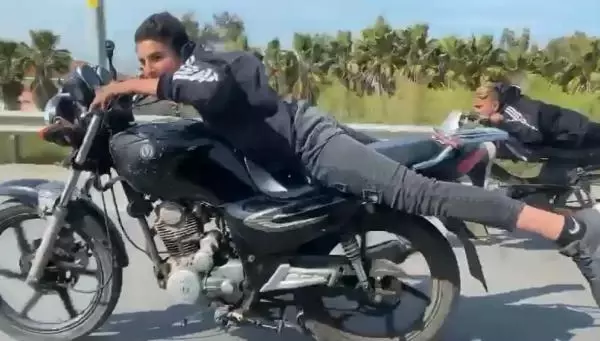 Motosikletli gençlerin tehlikeli sürüşü kamerada Motosikletli gençlerin tehlikeli sürüşü kamerada