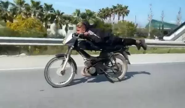 Motosikletli gençlerin tehlikeli sürüşü kamerada Motosikletli gençlerin tehlikeli sürüşü kamerada