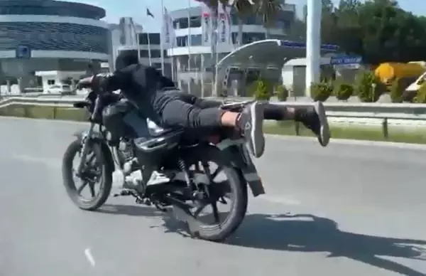 Motosikletli gençlerin tehlikeli sürüşü kamerada Motosikletli gençlerin tehlikeli sürüşü kamerada