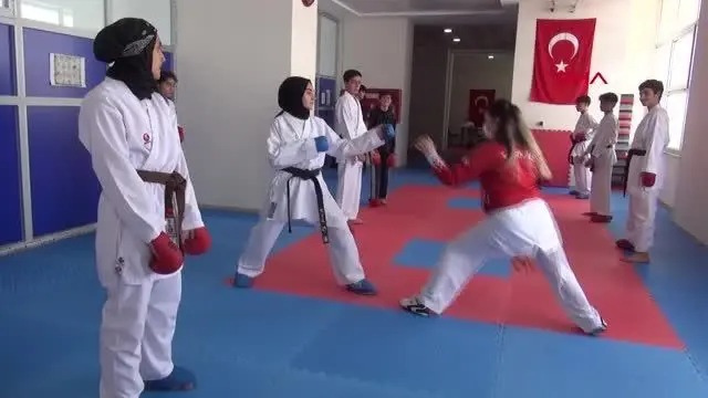 SPOR Muşlu kız çocuklarına karateyi sevdirdi; sporcuların yüzde 70'i kız SPOR Muşlu kız çocuklarına karateyi sevdirdi; sporcuların yüzde 70'i kız