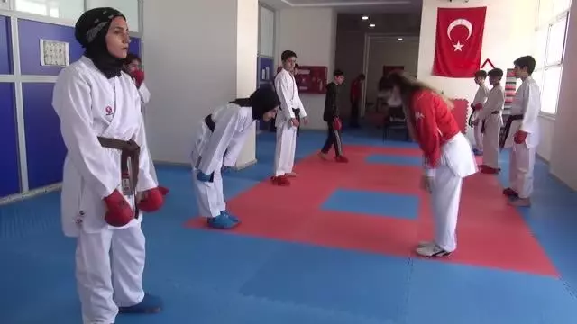 SPOR Muşlu kız çocuklarına karateyi sevdirdi; sporcuların yüzde 70'i kız SPOR Muşlu kız çocuklarına karateyi sevdirdi; sporcuların yüzde 70'i kız