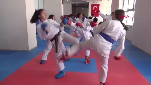 SPOR Muşlu kız çocuklarına karateyi sevdirdi; sporcuların yüzde 70'i kız SPOR Muşlu kız çocuklarına karateyi sevdirdi; sporcuların yüzde 70'i kız