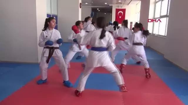 SPOR Muşlu kız çocuklarına karateyi sevdirdi; sporcuların yüzde 70'i kız SPOR Muşlu kız çocuklarına karateyi sevdirdi; sporcuların yüzde 70'i kız