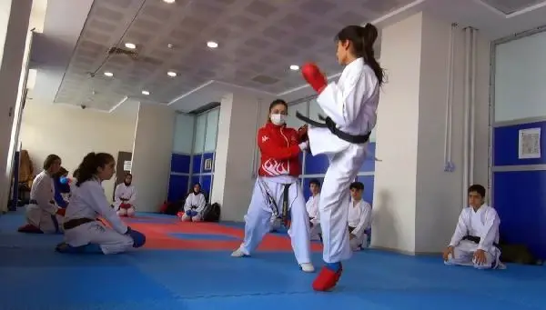 SPOR Muşlu kız çocuklarına karateyi sevdirdi; sporcuların yüzde 70'i kız SPOR Muşlu kız çocuklarına karateyi sevdirdi; sporcuların yüzde 70'i kız