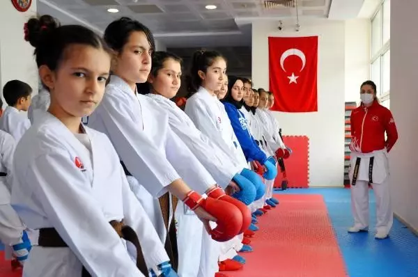 SPOR Muşlu kız çocuklarına karateyi sevdirdi; sporcuların yüzde 70'i kız SPOR Muşlu kız çocuklarına karateyi sevdirdi; sporcuların yüzde 70'i kız