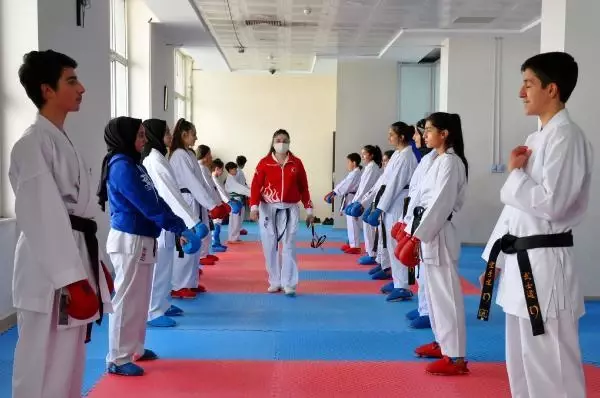 SPOR Muşlu kız çocuklarına karateyi sevdirdi; sporcuların yüzde 70'i kız SPOR Muşlu kız çocuklarına karateyi sevdirdi; sporcuların yüzde 70'i kız