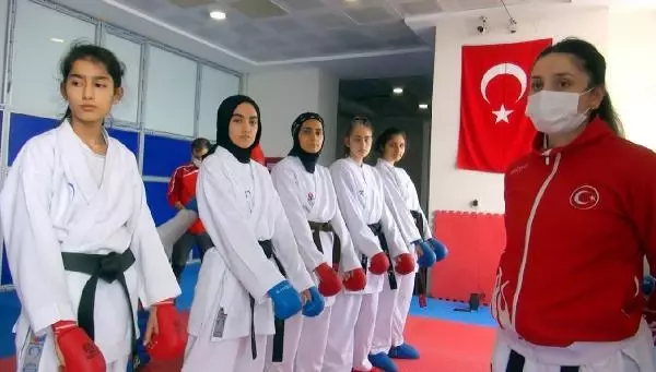 SPOR Muşlu kız çocuklarına karateyi sevdirdi; sporcuların yüzde 70'i kız SPOR Muşlu kız çocuklarına karateyi sevdirdi; sporcuların yüzde 70'i kız