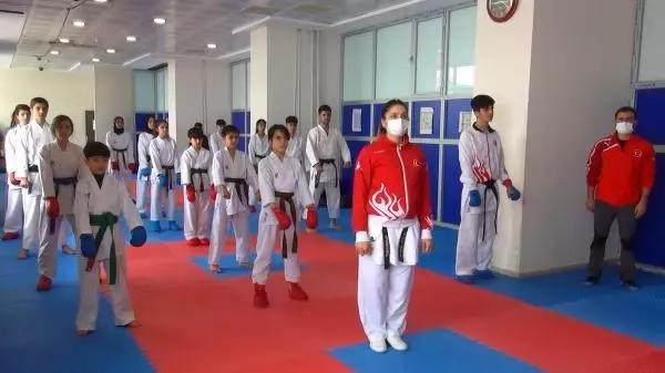 SPOR Muşlu kız çocuklarına karateyi sevdirdi; sporcuların yüzde 70'i kız SPOR Muşlu kız çocuklarına karateyi sevdirdi; sporcuların yüzde 70'i kız