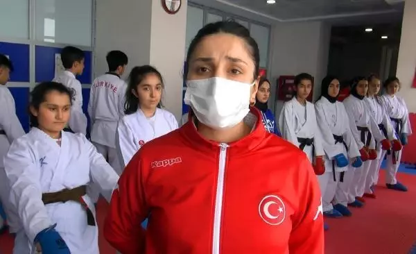 SPOR Muşlu kız çocuklarına karateyi sevdirdi; sporcuların yüzde 70'i kız SPOR Muşlu kız çocuklarına karateyi sevdirdi; sporcuların yüzde 70'i kız