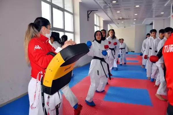 SPOR Muşlu kız çocuklarına karateyi sevdirdi; sporcuların yüzde 70'i kız SPOR Muşlu kız çocuklarına karateyi sevdirdi; sporcuların yüzde 70'i kız