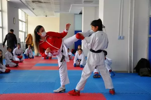 SPOR Muşlu kız çocuklarına karateyi sevdirdi; sporcuların yüzde 70'i kız SPOR Muşlu kız çocuklarına karateyi sevdirdi; sporcuların yüzde 70'i kız