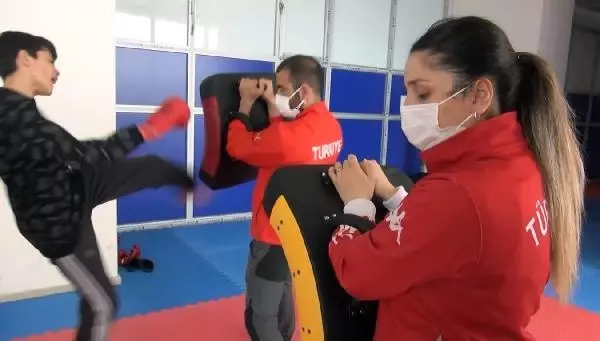 SPOR Muşlu kız çocuklarına karateyi sevdirdi; sporcuların yüzde 70'i kız SPOR Muşlu kız çocuklarına karateyi sevdirdi; sporcuların yüzde 70'i kız
