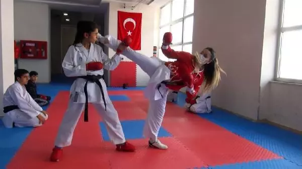 SPOR Muşlu kız çocuklarına karateyi sevdirdi; sporcuların yüzde 70'i kız SPOR Muşlu kız çocuklarına karateyi sevdirdi; sporcuların yüzde 70'i kız