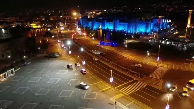 Otizm Farkındalık Günü'nde Tarihi Kayseri kalesi maviye büründü