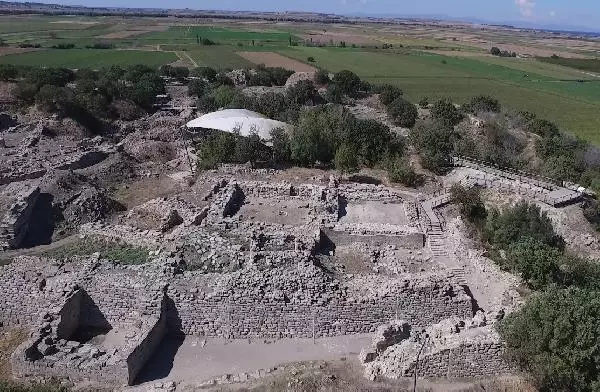 ÇANAKKALE Prof. Dr. Rüstem Aslan Troya Savaşı'nın kaderini salgın belirledi ÇANAKKALE Prof. Dr. Rüstem Aslan Troya Savaşı'nın kaderini salgın belirledi