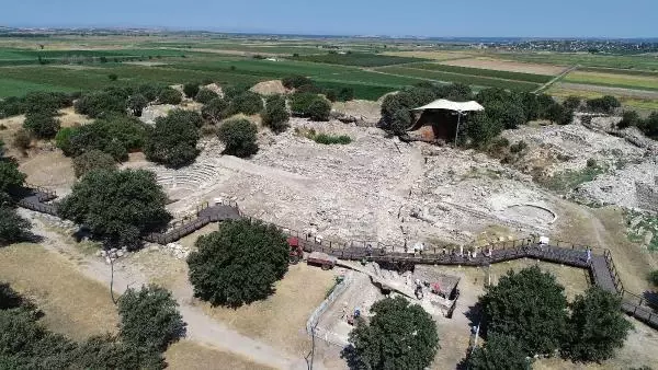 ÇANAKKALE Prof. Dr. Rüstem Aslan Troya Savaşı'nın kaderini salgın belirledi ÇANAKKALE Prof. Dr. Rüstem Aslan Troya Savaşı'nın kaderini salgın belirledi