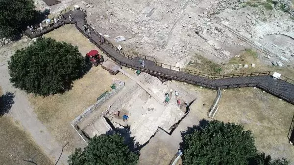 ÇANAKKALE Prof. Dr. Rüstem Aslan Troya Savaşı'nın kaderini salgın belirledi ÇANAKKALE Prof. Dr. Rüstem Aslan Troya Savaşı'nın kaderini salgın belirledi