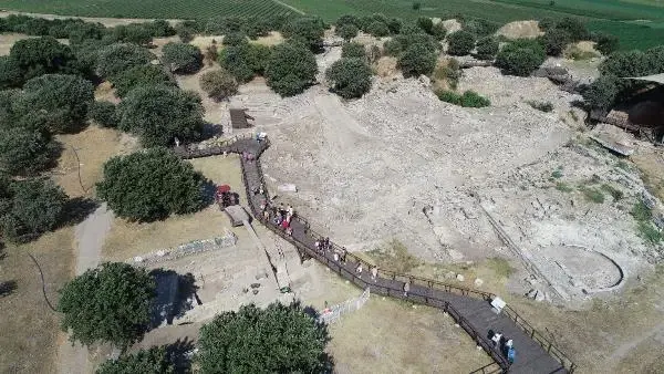 ÇANAKKALE Prof. Dr. Rüstem Aslan Troya Savaşı'nın kaderini salgın belirledi ÇANAKKALE Prof. Dr. Rüstem Aslan Troya Savaşı'nın kaderini salgın belirledi