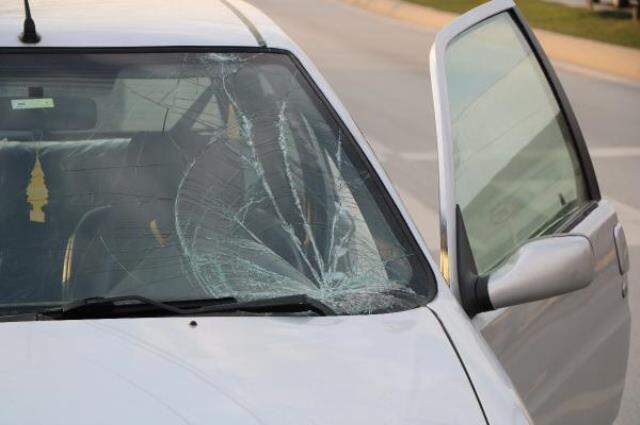 Psikolojik sorunları olan şahıs, 'Ben daha ölmedim mi' dedi, başka bir otomobilin önüne daha atladı
