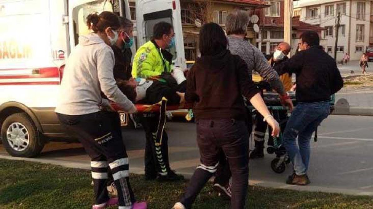 Arabanın önüne atlayan şahıs, 'Ben daha ölmedim mi' dedi, başka bir otomobilin önüne daha atladı