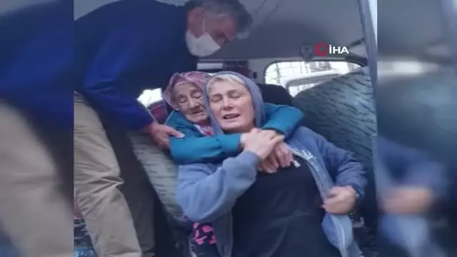 Rize'de bir garip yol problemi...Hastaları sırtlarında taşıyorlar Rize'de bir garip yol problemi...Hastaları sırtlarında taşıyorlar