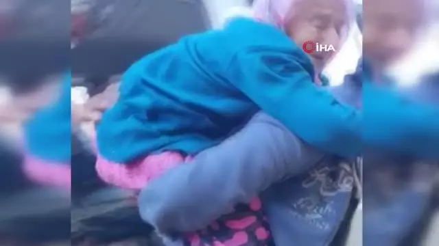 Rize'de bir garip yol problemi...Hastaları sırtlarında taşıyorlar Rize'de bir garip yol problemi...Hastaları sırtlarında taşıyorlar
