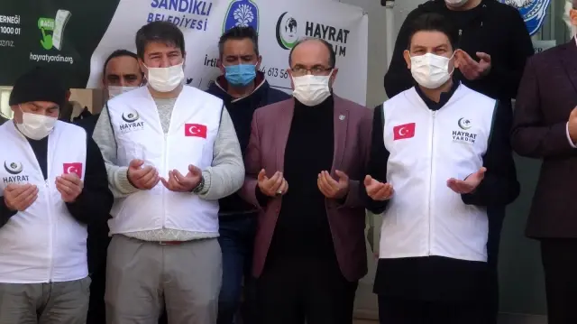 AFYONKARAHİSAR - Suriye'deki yetimler için toplanan temel ihtiyaç malzemeleri tırlarla gönderildi AFYONKARAHİSAR - Suriye'deki yetimler için toplanan temel ihtiyaç malzemeleri tırlarla gönderildi
