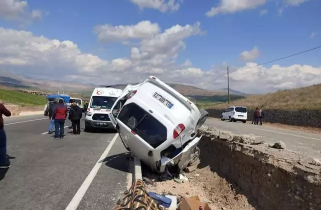 Son dakika haberleri! Siirt'te meydana gelen trafik kazasında 3 kişi yaralandı Son dakika haberleri! Siirt'te meydana gelen trafik kazasında 3 kişi yaralandı