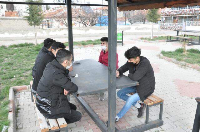 Sınırları yol ile ayrılan komşu iki ilçede farklı korona tedbirleri uygulanıyor