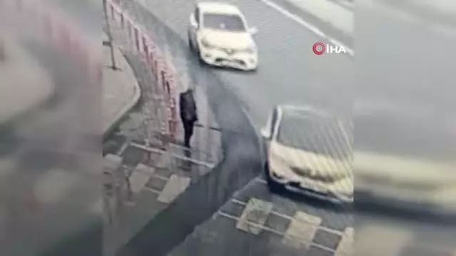 Şişli'de yere düşen 100 bin TL'yi alarak kayıplara karışan şahıs kamerada