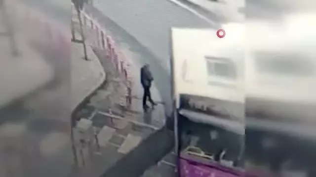 Şişli'de yere düşen 100 bin TL'yi alarak kayıplara karışan şahıs kamerada
